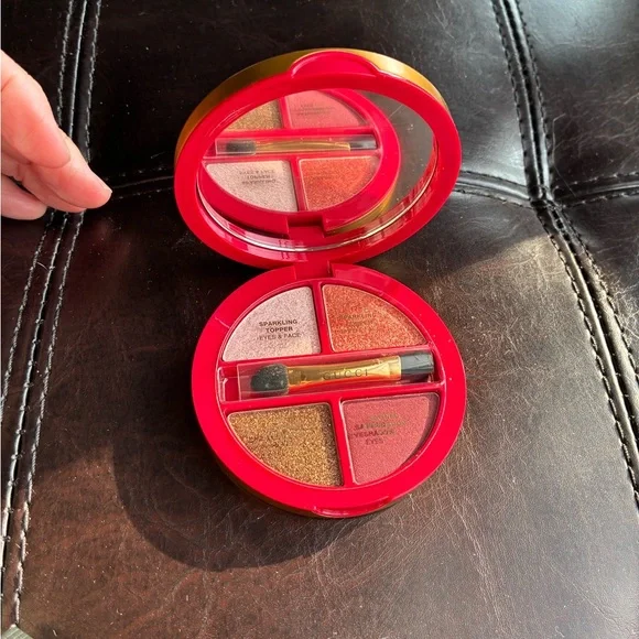 Gucci Gold and Pink Beauty Compact - Picture 2 of 6